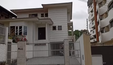 Excelente sobrado no Anita Garibaldi!