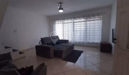 Casa Duplex com entrada independente na Chácara Inglesa com 2 vagas de Garagem.