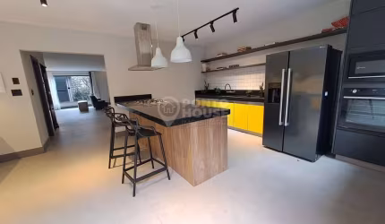 Casa à Venda Planalto Paulista, 4 Dormitórios, 6 Vagas, Reformada, Semimobiliada