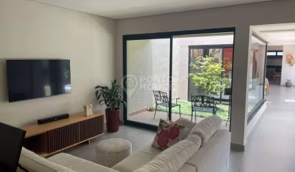 Casa térrea à venda com 3 dormitórios, sendo 3 suítes, 3 vagas e piscina