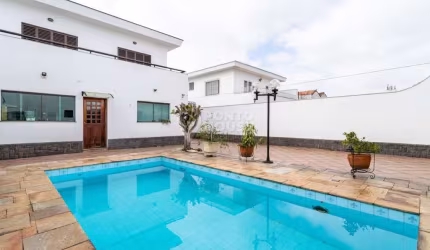 Sobrado à venda na Vila Mariana com 4 Suítes, 8 Vagas e Piscina