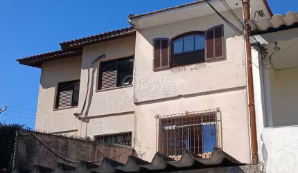 Sobrado à venda na Cidade Domitila, 3 dormitórios, 1 suíte e 2 vagas.
