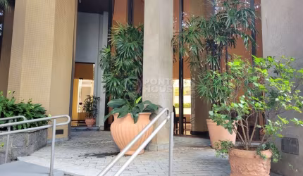Apartamento à Venda no bairro de Moema, 3 Suítes e 3 Vagas, A 1 Km do Shopping