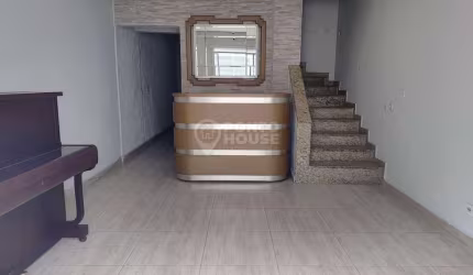 Sobrado à venda no bairro Vila Guarani de 4 salas, espaço gourmet e 1 vaga