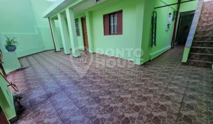 Casa térrea reformada à venda no bairro Vila Vera, 2 dormitórios e 2 vagas