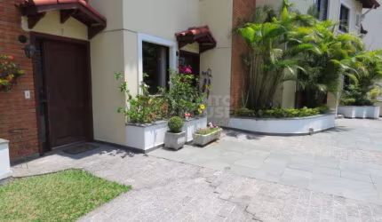 Casa em condomínio à venda bairro Vila Gumercindo 3 dormitórios, suite e 2 vagas