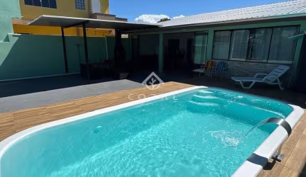 Casa frente rodovia com piscina e suíte