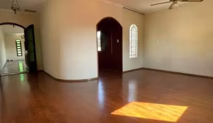 Casa para Locação em Mogi das Cruzes, Vila Lavínia, 2 dormitórios, 1 suíte, 2 banheiros, 1 vaga