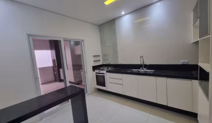Casa em condomínio fechado à venda, condomínio Terras de São Francisco com 2 quartos, sendo 2 suítes.