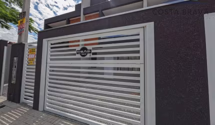 Sobrado de frente para rua com excelente padrão e Acabamento
