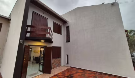 Amplo sobrado reformado em Caiobá.
