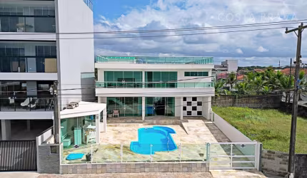 Casa triplex frente mar e com piscina, no balneário Caravelas