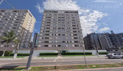 Amplo apartamento de frente para o mar