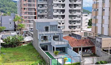 Sobrado com piscina, próximo ao mar