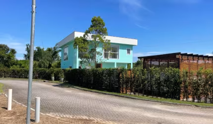 Linda casa em condomínio fechado a 5 minutos da praia