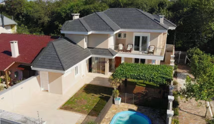 Sobrado no bairro Bela Vista, em Canoas, une conforto e elegância.