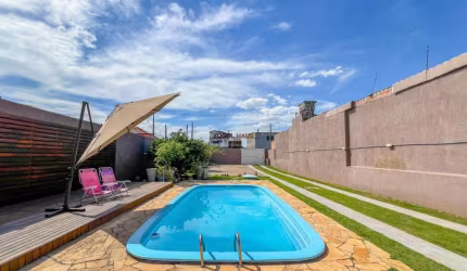 Casa com piscina e pátio amplo em Canoas - Niterói | Venda | 132m²