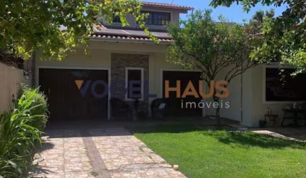 Casa à venda com amplo pátio no Bairro Harmonia, em Canoas.