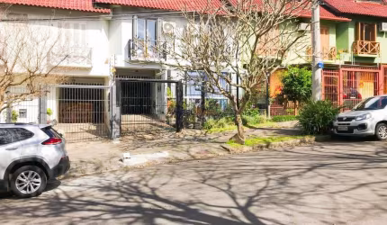 Casa-sobrado 3 dormitórios, 1 suíte. Bairro Jardim Itu.