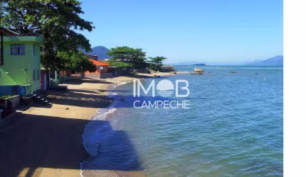 Linda casa com 2 quartos no Ribeirão da Ilha de frente para o mar.