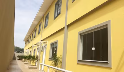 Sobrado Geminado em condomínio Fechado !!