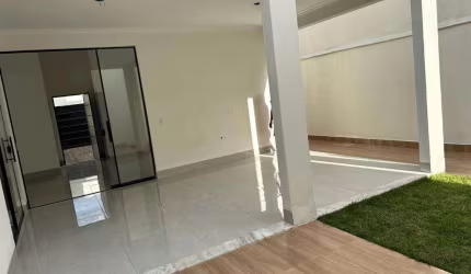 Casa nova com 3 suítes e 4 vagas de garagem. Casa em Condomínio com 3 Quarto(s) e 4 banheiro(s) à Venda, 193 por R$ 685.000 no setor residencial Flamingo IN10082