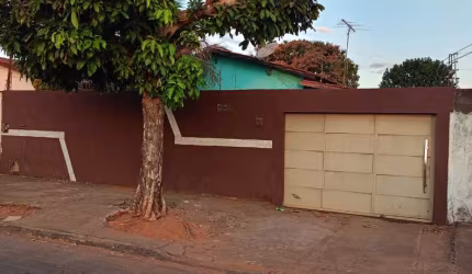VENDO CASA 3 SUÍTES COM PISCINA. Casa de Rua com 3 Quarto(s) e 2 banheiro(s) à Venda, 180 por R$ 450.000 no setor Cidade Vera Cruz TA14224