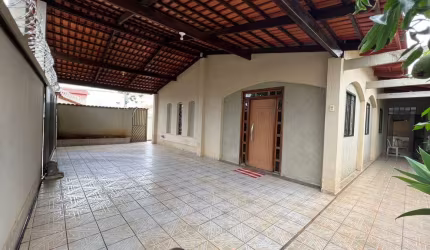 OPORTUNIDADE CASA DE ESQUINA C-137 Casa de Rua com 4 Quarto(s) e 6 banheiro(s) à Venda, 532 por R$ 980.000 no setor Jardim América AD15686