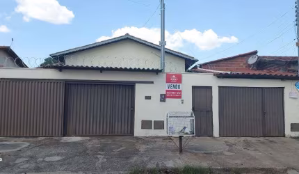 Casa de Rua com 4 barracões FL15975