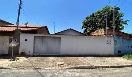 Casa próximas a principais Avenidas  Casa de Rua com 2 Quarto(s) e 2 banheiro(s) à Venda, 300 por R$ 410.000 no setor Setor Garavelo IN17788
