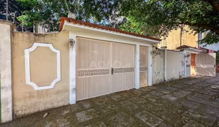 Casa de rua com barracão no setor aeroporto (2 casas independentes e barracão) Casa de Rua com 3 Quarto(s) e 1 banheiro(s) à Venda, 268 por R$ 820.000 no setor Setor Aeroporto TA22035