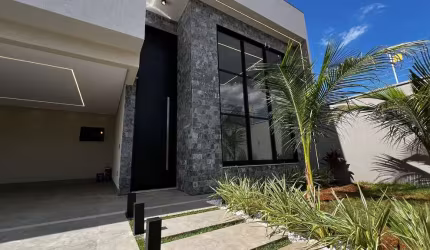 Linda casa térrea com piscina com hidromassagem no Setor Garavelo Casa de Rua com 3 Quarto(s) e 4 banheiro(s) à Venda, 220.86 por R$ 1.080.000 no setor Setor Garavelo Residencial Park VN22388