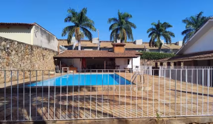 AMPLA CASA RESIDENCAL COM ÓTIMA OPÇÃO PARA FINS COMERCIAIS Casa de Rua com 6 Quarto(s) e 6 banheiro(s) à Venda, 633 por R$ 2.800.000 no setor Jardim América AD22478