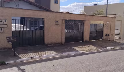 Residencial Casa de Rua com 4 Quarto(s) e 1 banheiro(s) à Venda, 104 por R$ 450.000 no setor Crimeia Leste AD23221