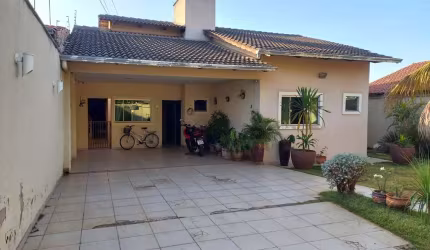 CASA EM AVENIDA COMERCIAL NO JARDIM MARILIZA Casa de Rua com 4 Quarto(s) e 4 banheiro(s) à Venda, 236 por R$ 870.000 no setor Jardim Mariliza ST23282