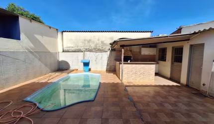Casa com Piscina Aquecida e 5 Vagas | 3 Quartos | Próximo à UFG Casa de Rua com 3 Quarto(s) e 3 banheiro(s) à Venda, 220 por R$ 390.000 no setor Vila Itatiaia VN23972
