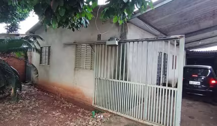 Casa de 3Q com suite + Garagem coberta e oficina no fundo. Casa de Rua com 3 Quarto(s) e 2 banheiro(s) à Venda, 250 por R$ 280.000 no setor Residencial Santa Fé TA26242