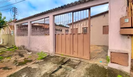 Casa de Rua à venda com 180m² 2 suites e 2 vagas Casa de Rua com 2 Quarto(s) e 2 banheiro(s) à Venda, 120 por R$ 150.000 no setor Conjunto Vera Cruz AD26978