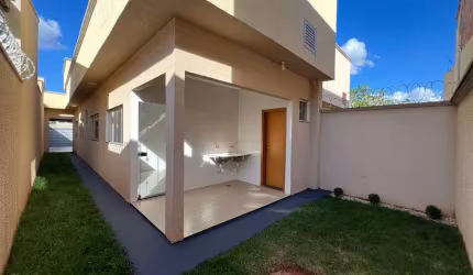 Casa Setor Mont Serrat 3 quartos Casa de Rua com 3 Quarto(s) e 2 banheiro(s) à Venda, 103 por R$ 470.000 no setor Jardim Mont Serrat IN27324