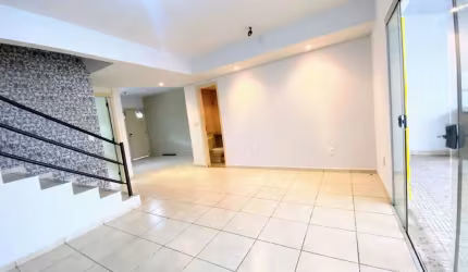 SOBRADO EM CONDOMÍNIO FECHADO - PARQUE DAS LARANJEIRAS Sobrado com 3 Quarto(s) e 3 banheiro(s) à Venda, 143 por R$ 670.000 no setor Chácaras Alto da Glória VN24801