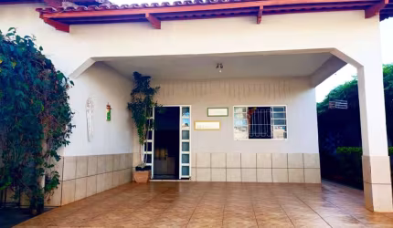 Casa Térrea sozinha no lote 4 quartos com suite quintal Casa de Rua com 4 Quarto(s) e 4 banheiro(s) à Venda, 236 por R$ 725.000 no setor Jardim Vitória IN27515