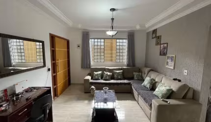 Setor central  Casa de Rua com 4 Quarto(s) e 2 banheiro(s) à Venda, 210 por R$ 780.000 no setor Setor Central AX27589