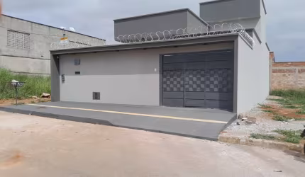 CASA NO RESIDENCIAL RECANTO DAS EMAS  Casa de Rua com 3 Quarto(s) e 2 banheiro(s) à Venda, 200 por R$ 700.000 no setor Residencial Recanto das Emas IN27862