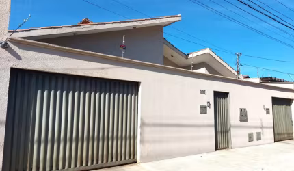 Duas casas à venda no mesmo lote Casa de Rua com 3 Quarto(s) e 4 banheiro(s) à Venda, 342.37 por R$ 895.000 no setor Setor Sao Jose FL28581