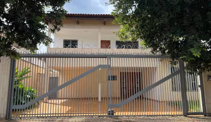 Sobrado st leste universitario Casa de Rua com 6 Quarto(s) e 5 banheiro(s) à Venda, 418 por R$ 1.500.000 no setor Setor Leste Universitário IN28722