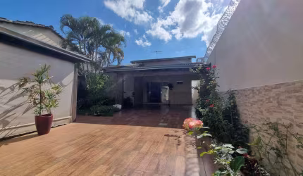 Belíssima casa 4 Suítes Prox. ao Jardins Madri Casa de Rua com 4 Quarto(s) e 5 banheiro(s) à Venda, 162 por R$ 980.000 no setor Parque das Paineiras (1,2,3 e 4 Etapa) AU28987