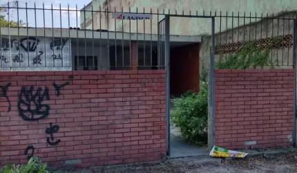 Casa com terreno de 11 x 49 m em frente a Guandu Veículos na Av Cesário de Melo em Campo Grande!