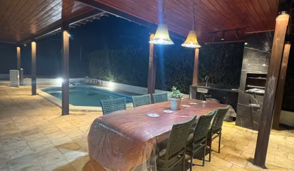 Casa com Piscina particular, anual ou temporada.