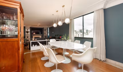 Apartamento a Venda na Av Lavandisca em Moema com 235 m², 3 Suítes e 4 Vagas