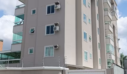 Cobertura plana com 3 suítes à venda no bairro América em Joinville - SC por R$ 940.000,00.